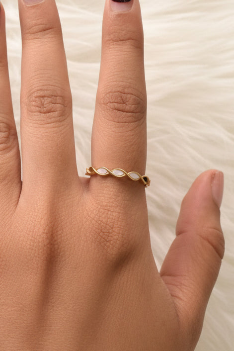 Entangled Monalisa Ring